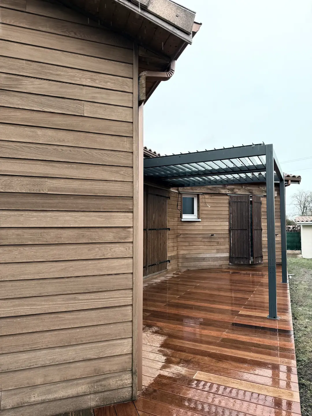 Terrasse en bois avec pergola métallique anthracite